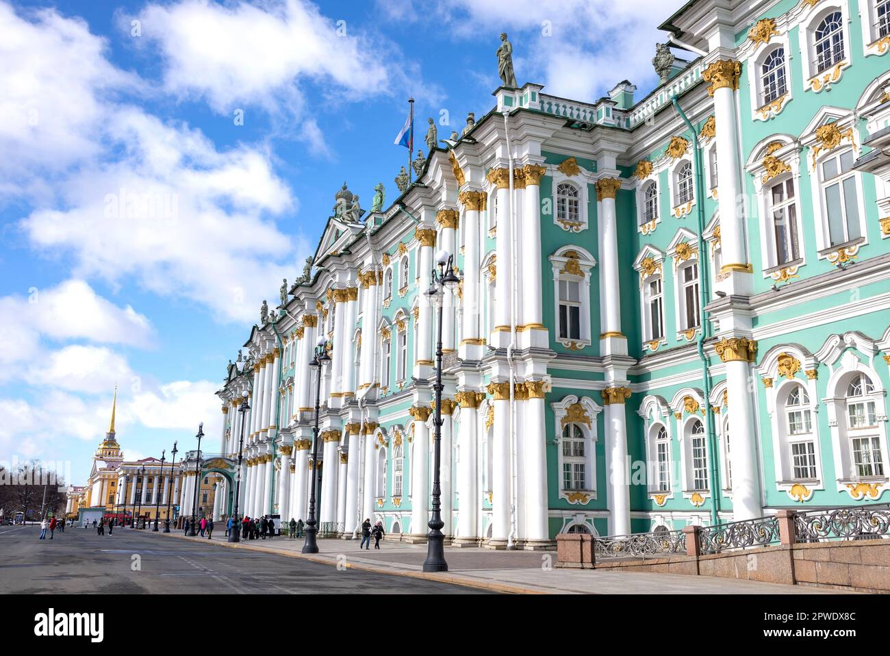 ST. PETERSBURG, RUSSLAND - 02. APRIL 2023: Das Gebäude des Winterpalastes (Eremitage). St. Petersburg Stockfoto