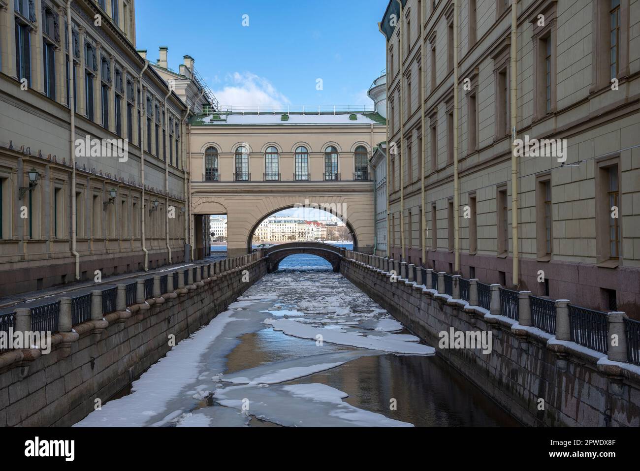 Frühlingseis treibt auf den Winterrillen. Sankt Petersburg, Russland Stockfoto