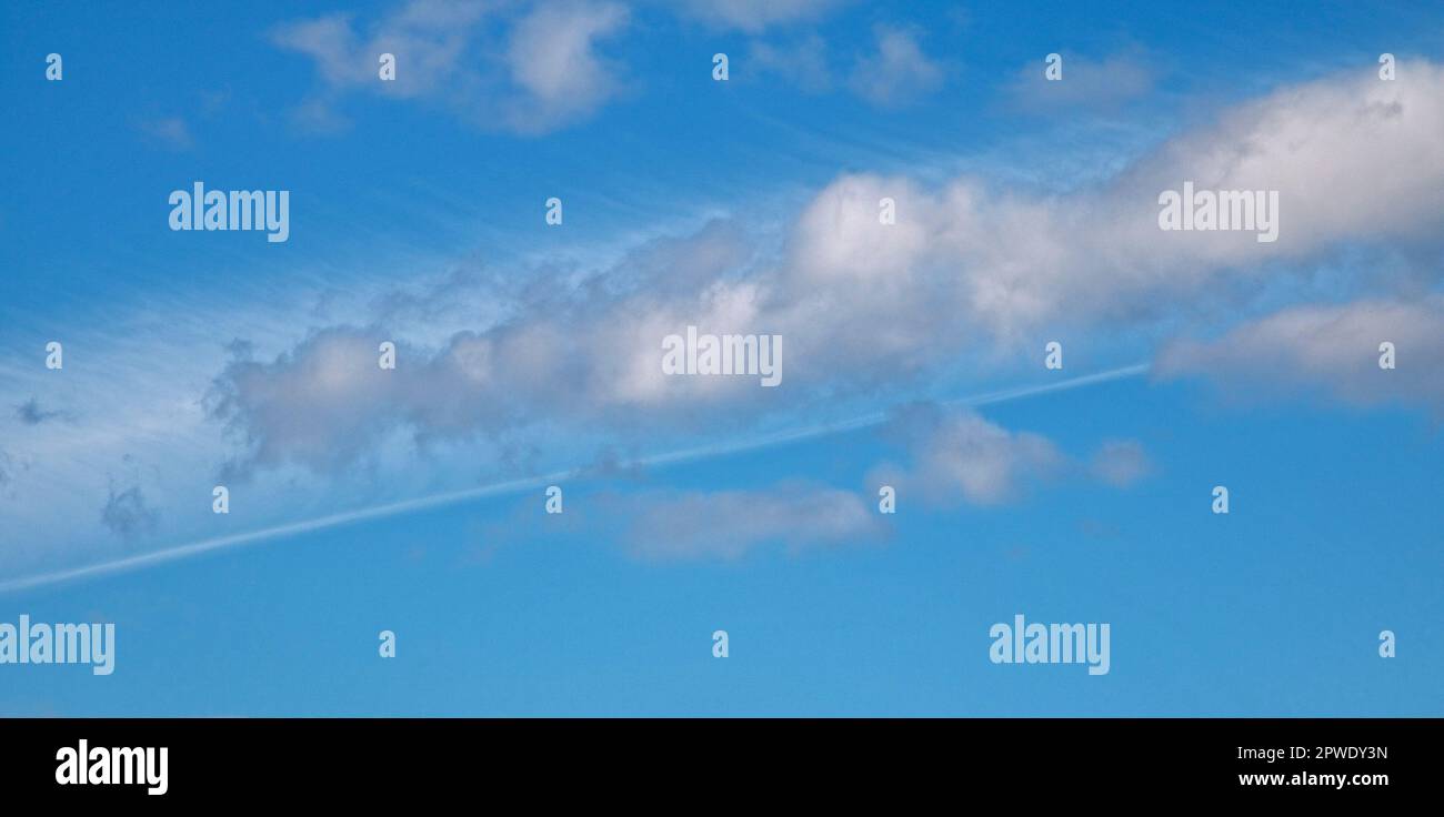 Wolkenformationen über der Cheshire Plain, Wales Stockfoto