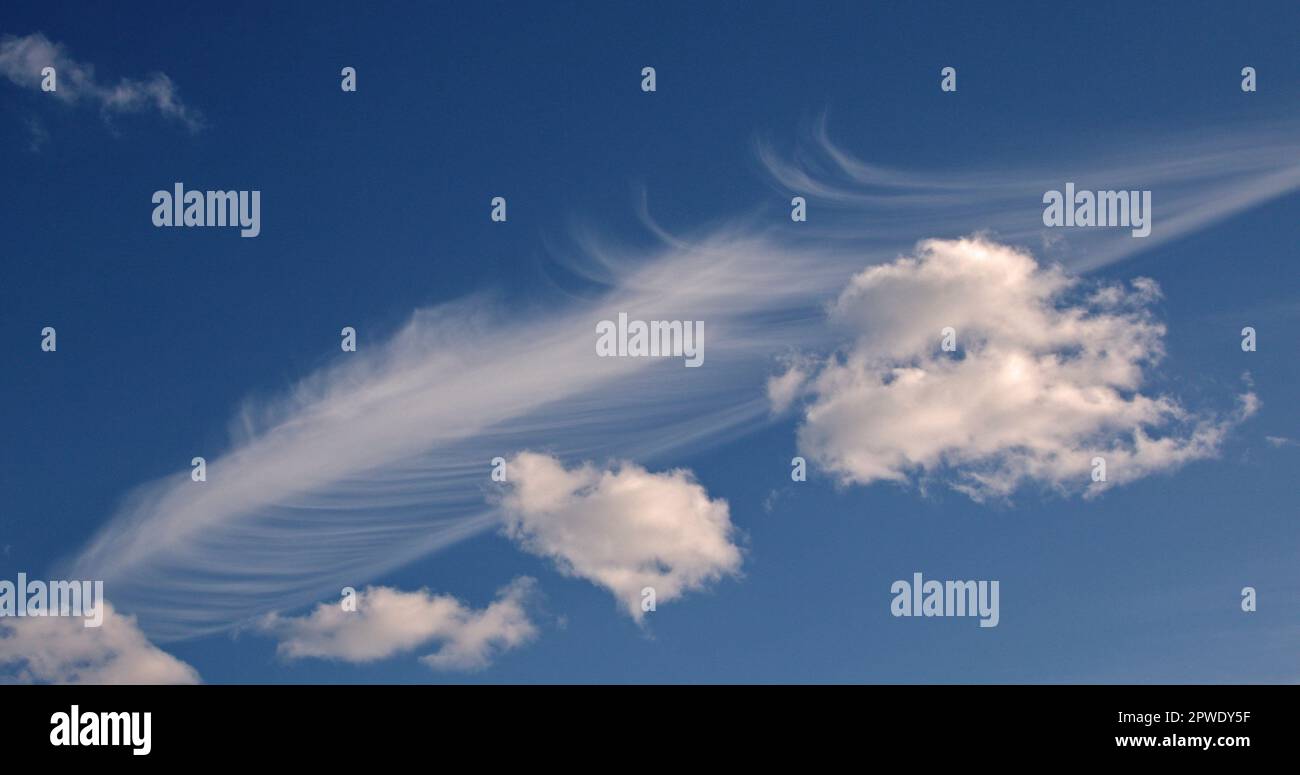 Wolkenformationen über der Cheshire Plain, Wales Stockfoto