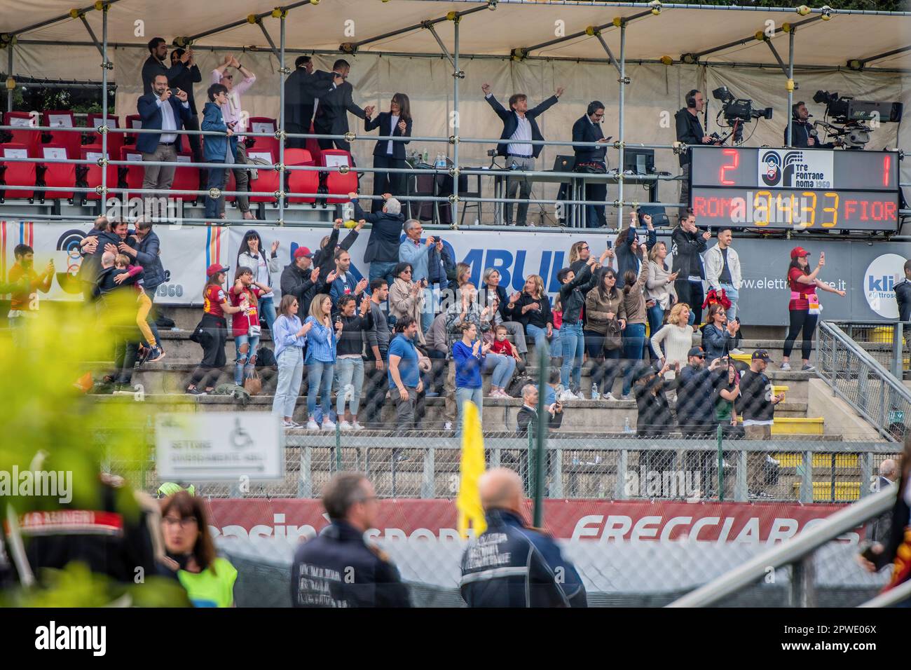 Rom, Italien. 29. April 2023. Roma-Fans auf der Tribüne neben dem Torschütze jubeln für den Sieg der Roma am Ende des Spiels nach der Pfeife des Schiedsrichters. Etwa 2.700 begeisterte Fans der Frauenfußballmannschaft im Stadion Tre Fontane, wo das Spiel zwischen AS Roma und Fiorentina stattfand. Fans in gelber und roter Kleidung gewannen mit 2 Toren bis 1 und so konnte das junge römische Team zum ersten Mal in der Geschichte italienische Champions werden. Kredit: SOPA Images Limited/Alamy Live News Stockfoto