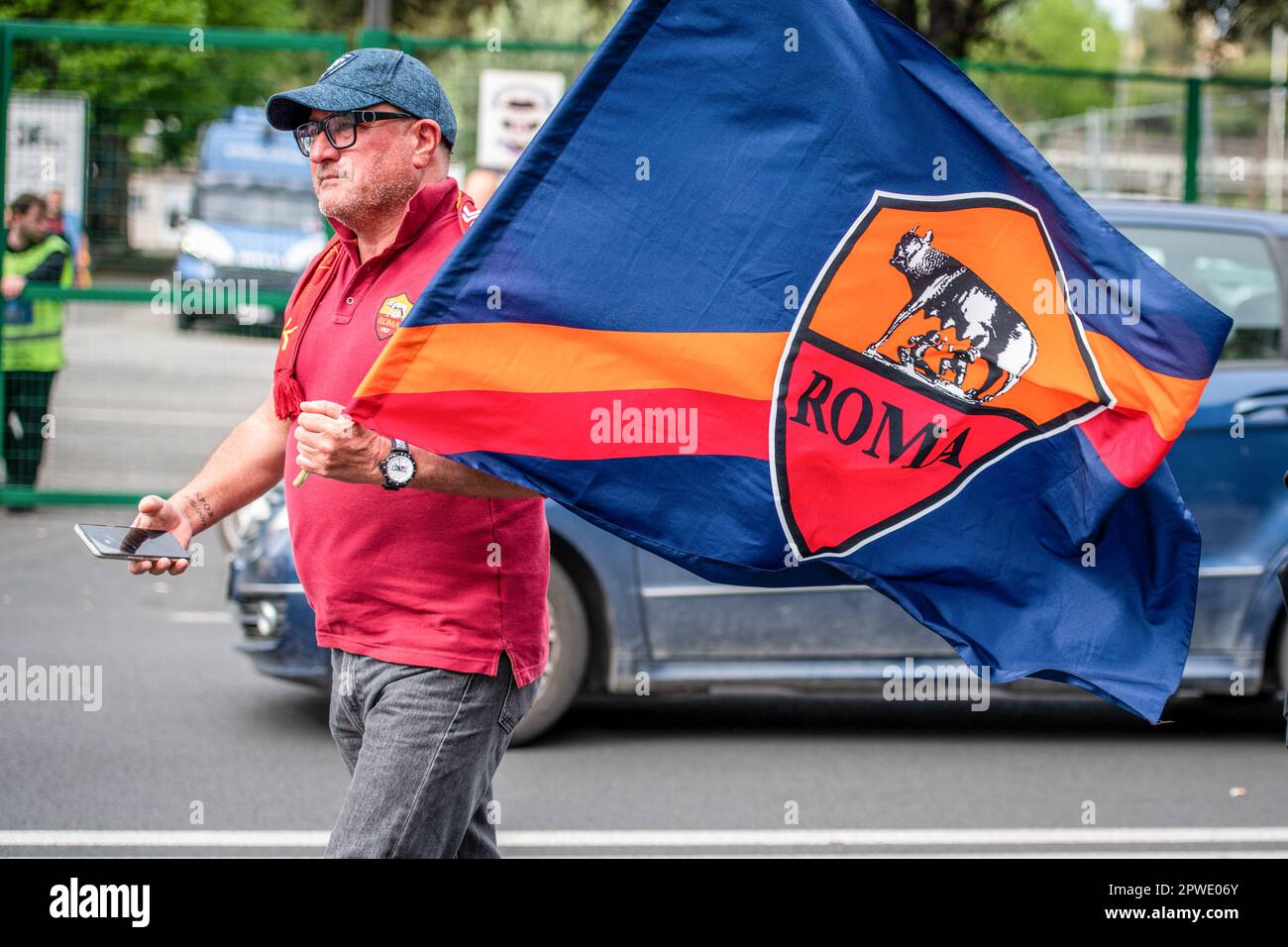 Rom, Italien. 29. April 2023. Ein Mann geht die Straße hinunter mit der AS Roma-Flagge. Etwa 2.700 begeisterte Fans der Frauenfußballmannschaft im Stadion Tre Fontane, wo das Spiel zwischen AS Roma und Fiorentina stattfand. Fans in gelber und roter Kleidung gewannen mit 2 Toren bis 1 und so konnte das junge römische Team zum ersten Mal in der Geschichte italienische Champions werden. Kredit: SOPA Images Limited/Alamy Live News Stockfoto