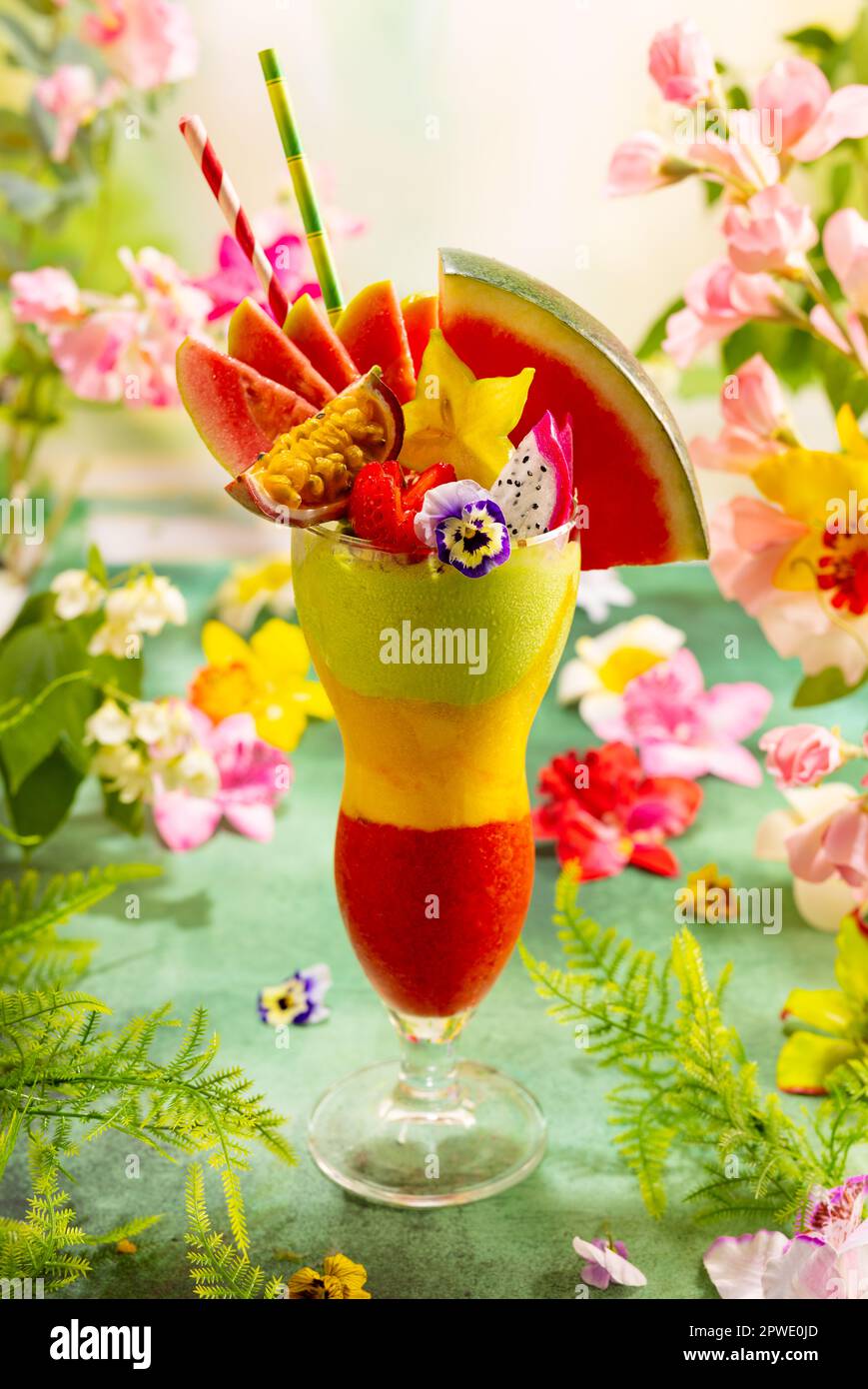 Sommercocktail Smoothie mit exotischen Cocktails. Exotisches Fruchtgetränk. Kaltes Sommerdessert. Stockfoto