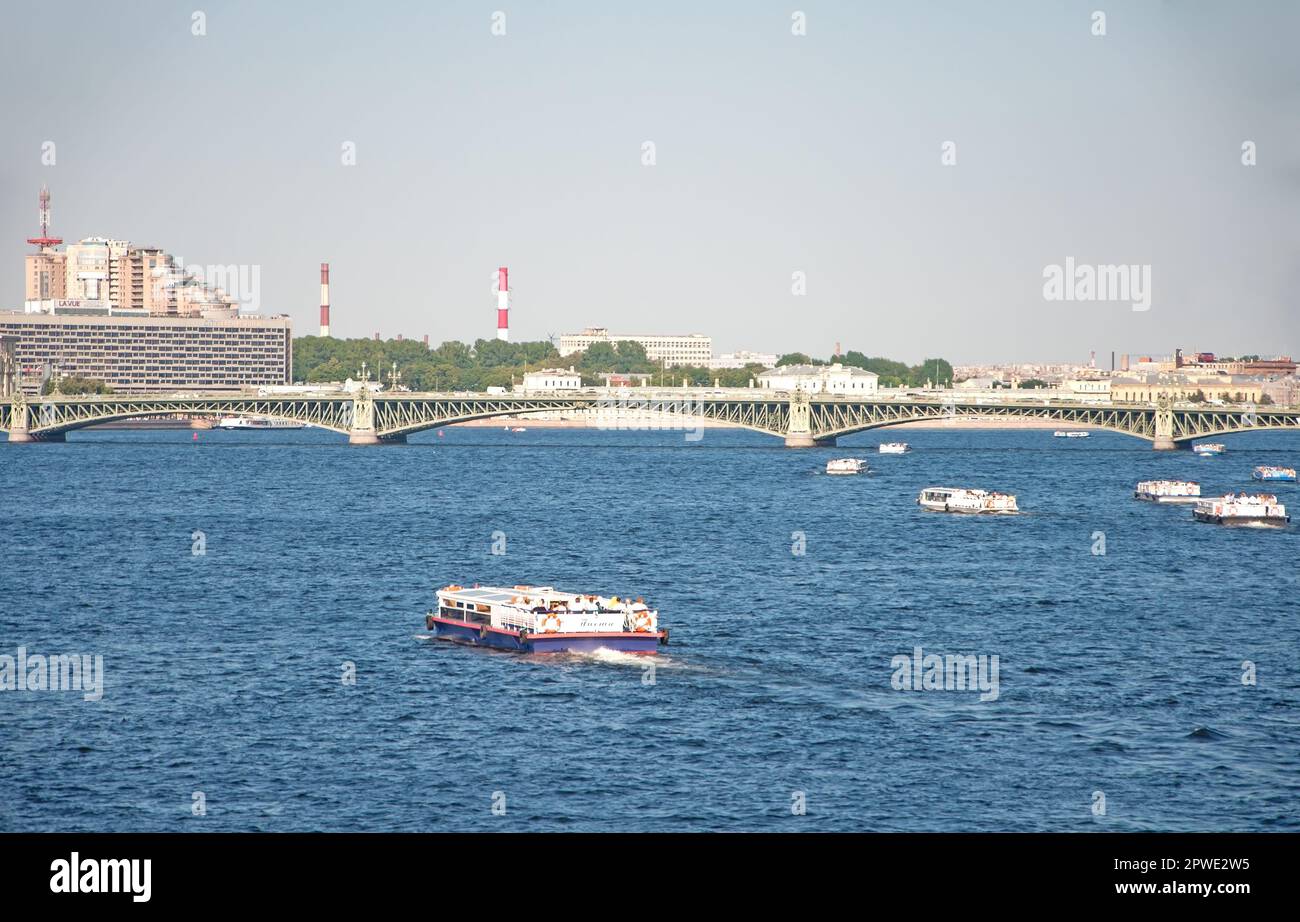 St. Petersburg, Russland - August 25 2022: Palastbrücke über die Newa Stockfoto