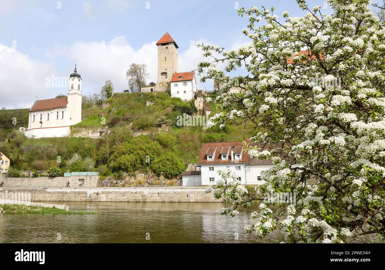 30. April 2023, Baden-Württemberg, Rechtenstein: Blick auf die Kirche und das ehemalige Schloss von Rechtenstein im Dorf Rechtenstein an der Donau. Foto: Thomas Warnack/dpa Stockfoto