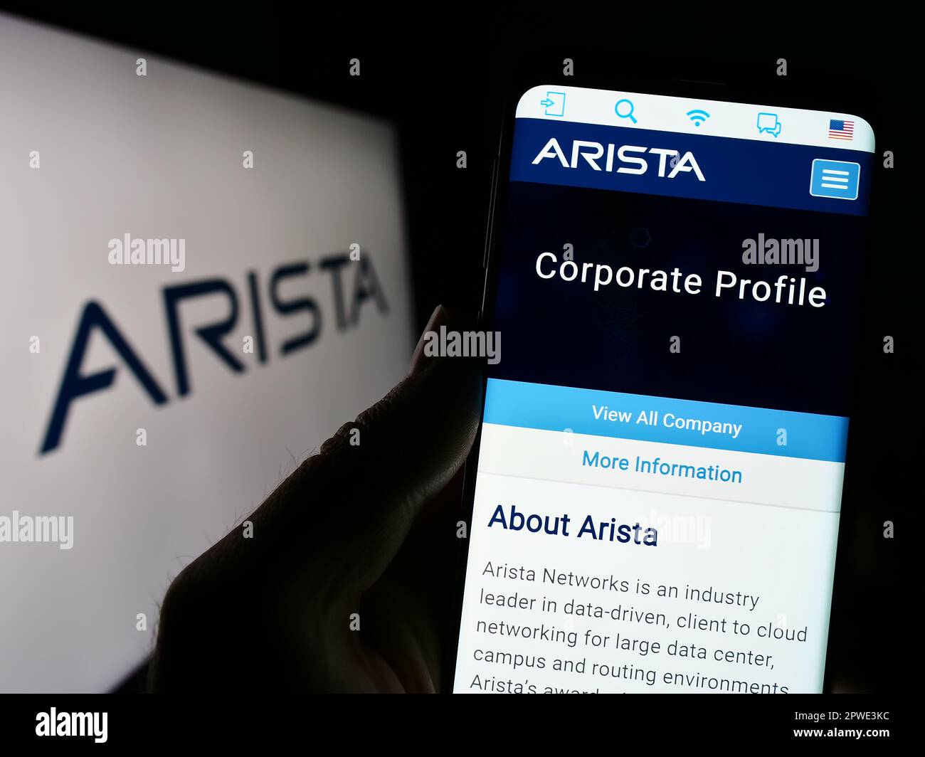 Person, die ein Mobiltelefon mit einer Webseite des Computernetzwerkunternehmens Arista Networks Inc. Auf dem Bildschirm mit Logo hält. Konzentrieren Sie sich auf die Mitte des Telefondisplays. Stockfoto