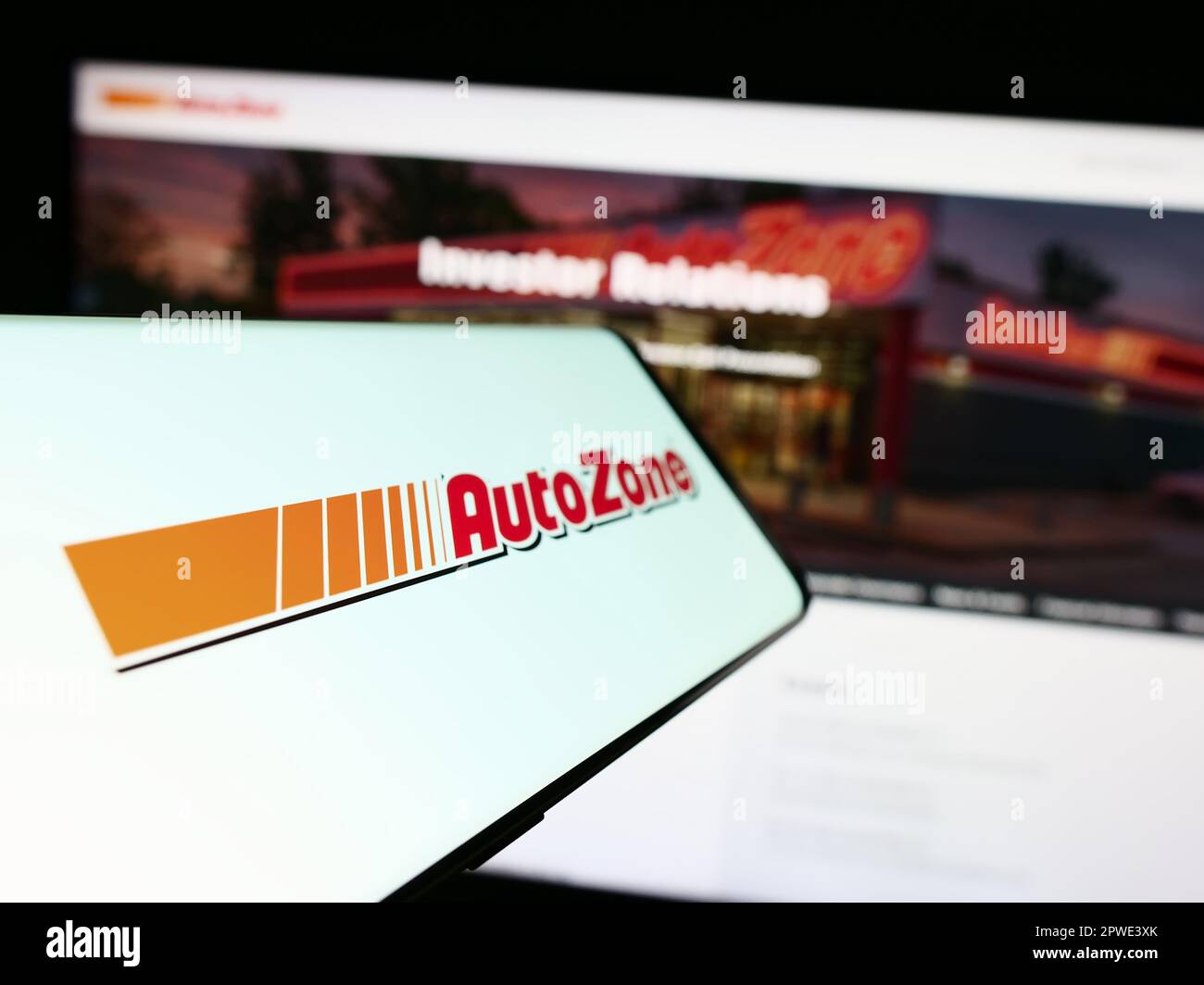 Smartphone mit Logo des amerikanischen Automobilzulieferers AutoZone Inc. Auf dem Bildschirm vor der Website. Fokus auf die Mitte links des Telefondisplays. Stockfoto