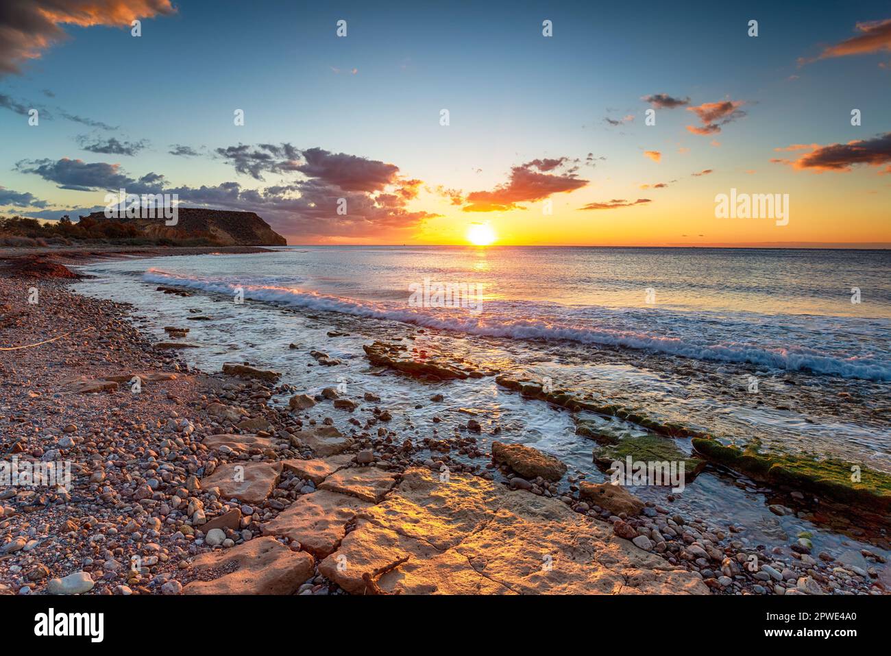 Wunderschöner Sonnenaufgang über dem Mittelmeer am Strand Playa las Palmeras gleich außerhalb von Aguilas in Südspanien Stockfoto