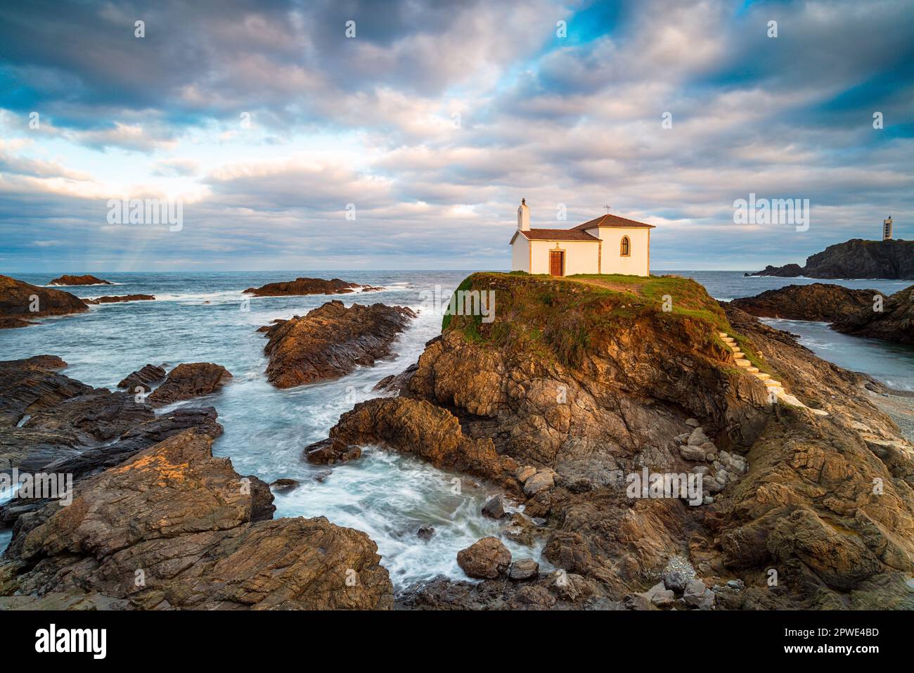 Die Ermida da Virxe do Porto liegt hoch oben auf einer kleinen felsigen Insel an der galicischen Küste bei Meiras im Norden Spaniens Stockfoto