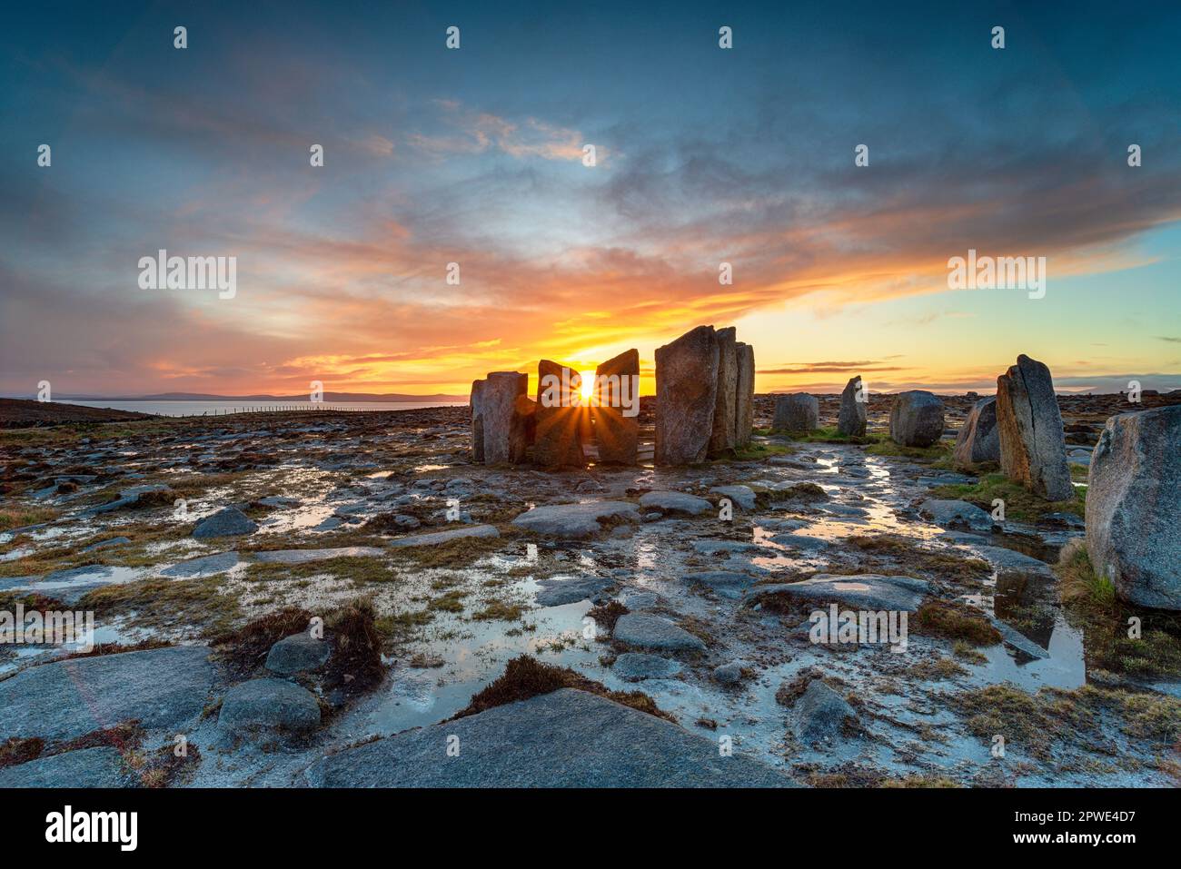 Dramatischer Sonnenaufgang über Deirbhile's Twist, einem modernen Steinkreis in Falmore an der Westküste Irlands und ein Entdeckungspunkt auf dem Wild Atlantic Way Stockfoto