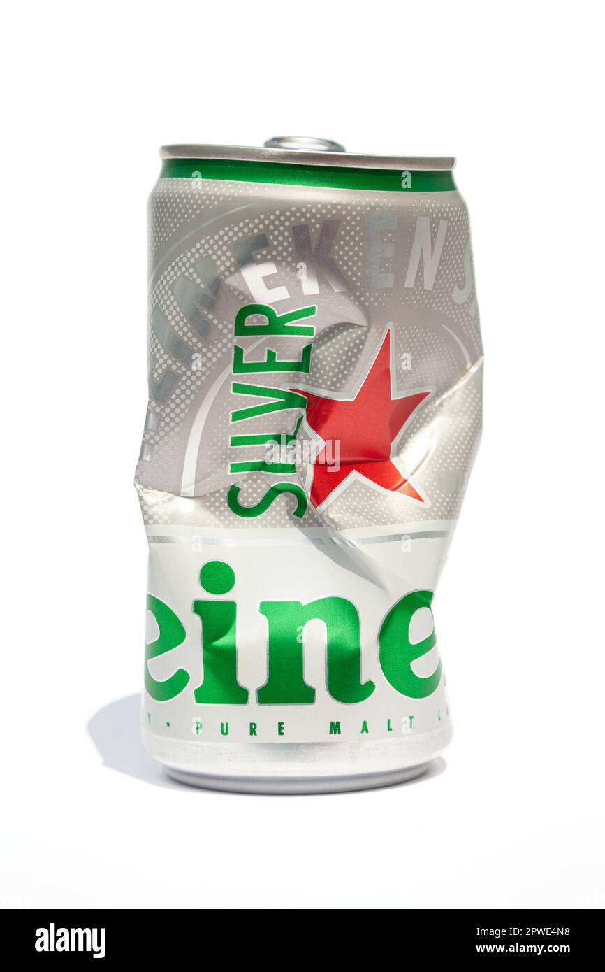 Ho-Chi-Minh-Stadt, Vietnam - 30. April 2023: Zerdrückte Bierdose aus Aluminium mit dem Heineken-Logo, isoliert auf weiß. Er öffnete eine leere, zerknitterte Dose eines Berühmten Stockfoto