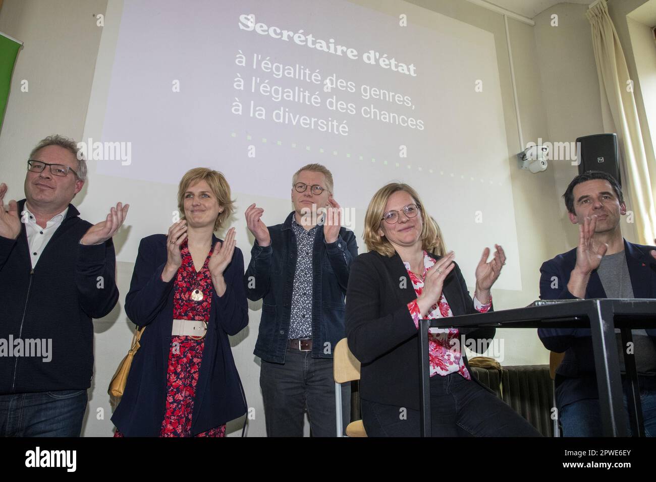 Philippe Henry, Celine Tellier, Vizeminister und Mobilitätsminister Georges Gilkinet, Staatssekretärin für Gleichstellung und Vielfalt der Geschlechter Marie-Colline Leroy und Ko-Vorsitzender von Ecolo Jean-Marc Nollet, bildeten auf einer Pressekonferenz der französischsprachigen Ökologin Partei Ecolo die neue Staatssekretärin für Gleichstellung und Vielfalt der Geschlechter. Sonntag, 30. April 2023, in Namur. Marie-Colline Leroy ist Nachfolgerin von Schlitz, der seit Januar 2020 Staatssekretärin war und letzte Woche zum Rücktritt gezwungen war, nachdem bekannt wurde, dass sie ihr persönliches Logo bei staatlich geförderten Projekten verwendet hatte. BELGA Stockfoto