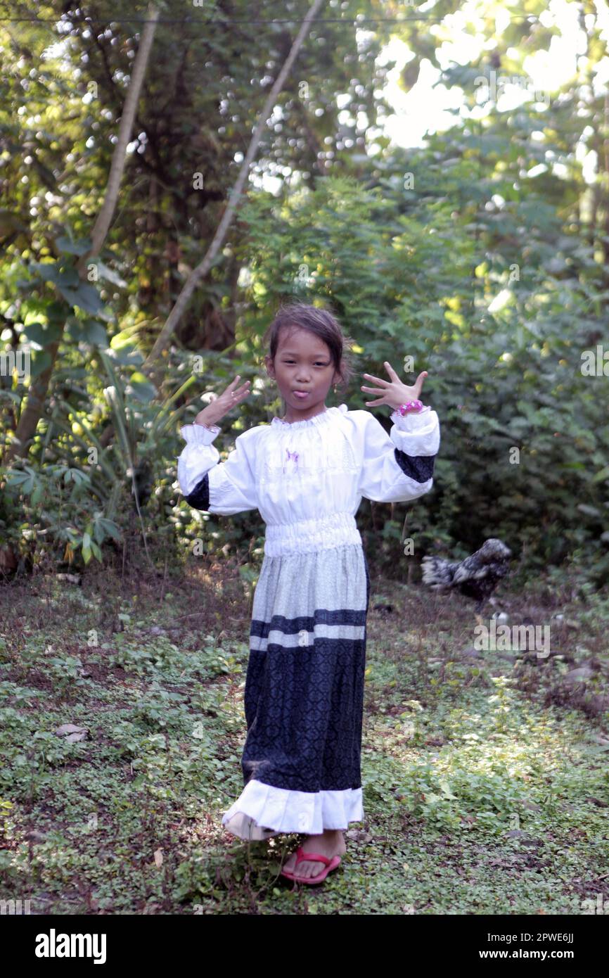 Madiun, Indonesien-25. April 2023: Kleiner asiatischer Junge und Mädchen, die vor der Kamera lächeln. Stockfoto