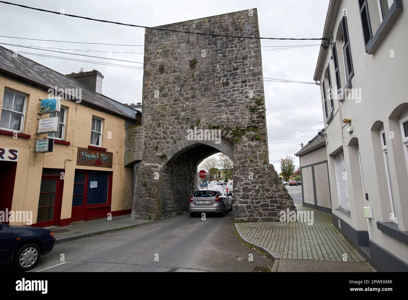 Der Arch North Gate northgate Street Teil der mittelalterlichen Mauer von athenry County galway republik irland Stockfoto