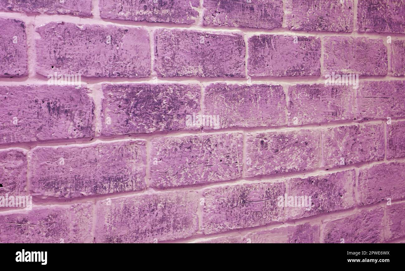 Grunge-Backsteinwand in lila Trauben in abnehmender Perspektive Stockfoto