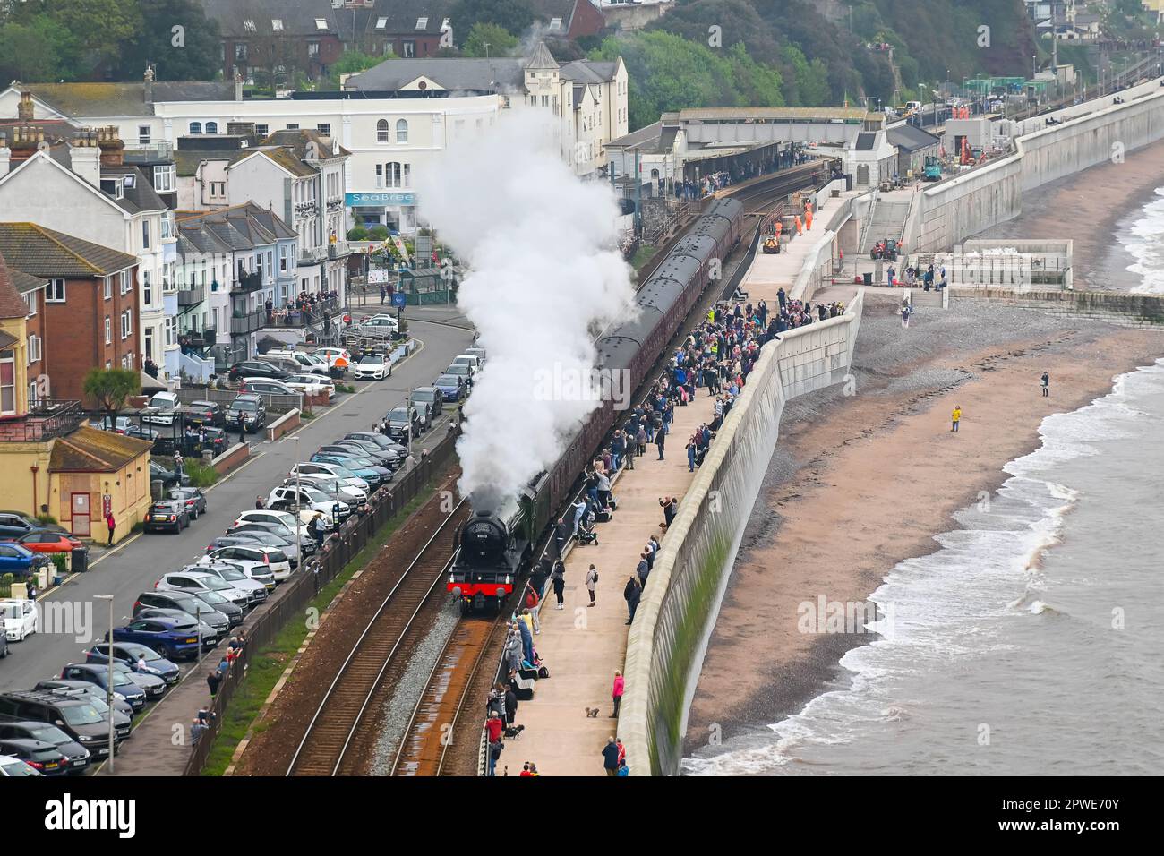 Dawlish, Devon, Großbritannien. 30. April 2023 Dampffans säumen die Mauer mit der Nummer 60103. Der fliegende Schotte rast durch Dawlish in Devon, während er auf dem Weg nach Cornwall während der hundertjährigen Feierlichkeiten der berühmten Dampflokomotiven in Richtung Plymouth fährt. Bildnachweis: Graham Hunt/Alamy Live News Stockfoto