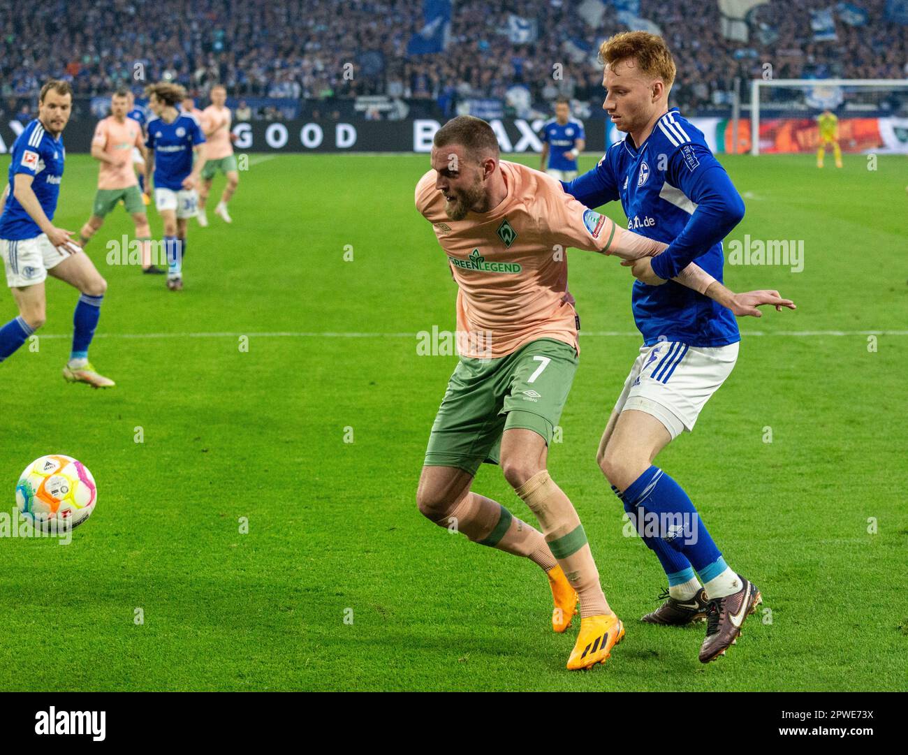 Sport, Fußball, Bundesliga, 2022/2023, FC Schalke 04 vs. SV Werder Bremen 2-1, Veltins Arena Gelsenkirchen, Spielszene, Marvin Duksch (SVW) Left und Sepp van den Berg (S04), DFL-VORSCHRIFTEN VERBIETEN DIE VERWENDUNG VON FOTOS ALS BILDSEQUENZEN UND/ODER QUASI-VIDEO Stockfoto