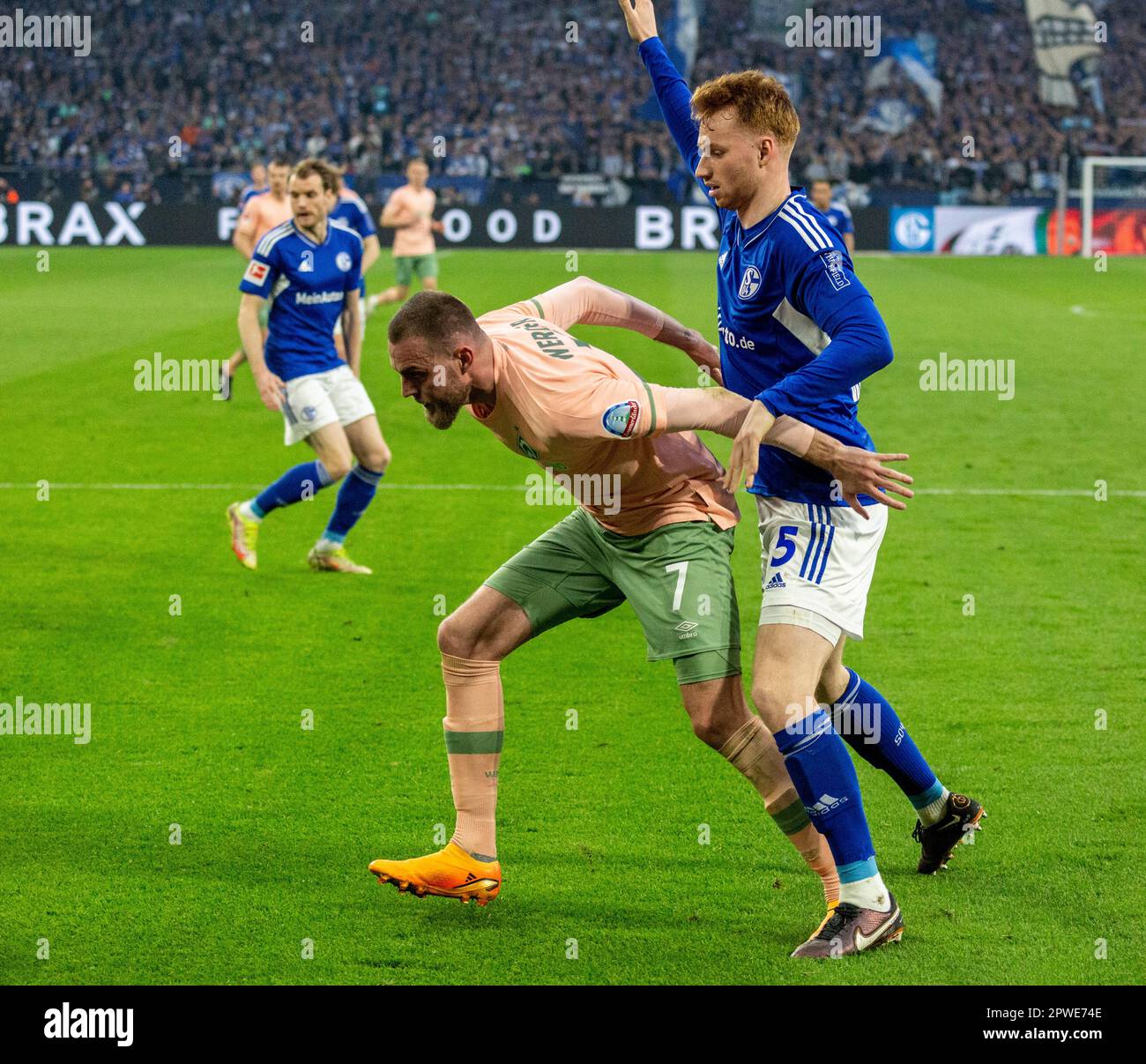 Sport, Fußball, Bundesliga, 2022/2023, FC Schalke 04 vs. SV Werder Bremen 2-1, Veltins Arena Gelsenkirchen, Spielszene, Marvin Duksch (SVW) Left und Sepp van den Berg (S04), DFL-VORSCHRIFTEN VERBIETEN DIE VERWENDUNG VON FOTOS ALS BILDSEQUENZEN UND/ODER QUASI-VIDEO Stockfoto