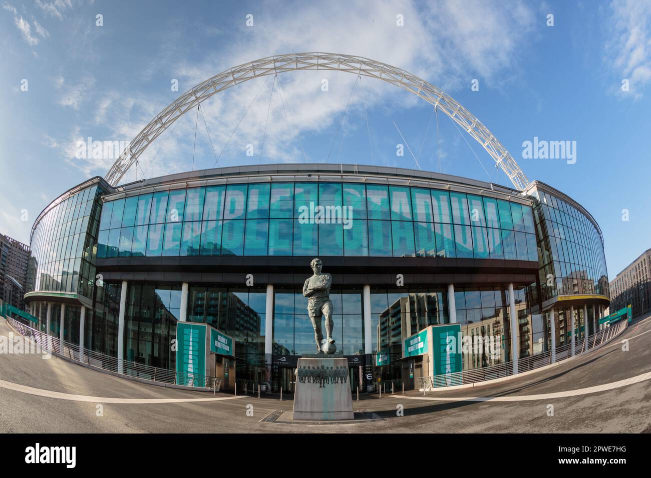 Fischauge des Wembley Stadions und die Bobby Moore Statue. „WEMBLEY STADIUM“-Grafik auf LED-Display. Stockfoto