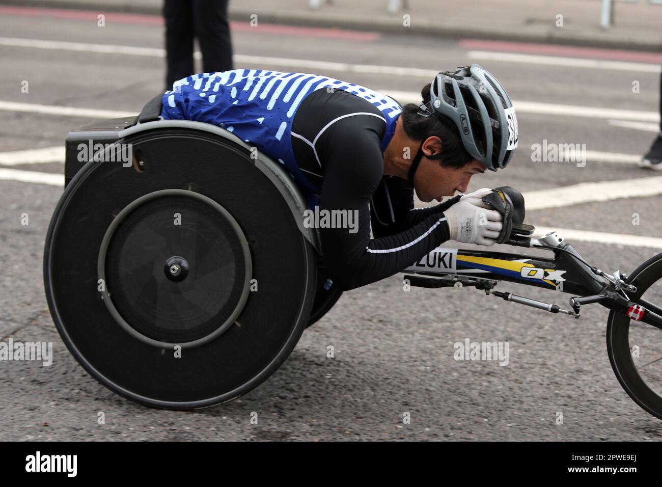London, Großbritannien. 23. April 2023. Tomoki Suzuki, TCS London Marathon - Rollstuhlrennen für Herren, The Highway, London Stockfoto