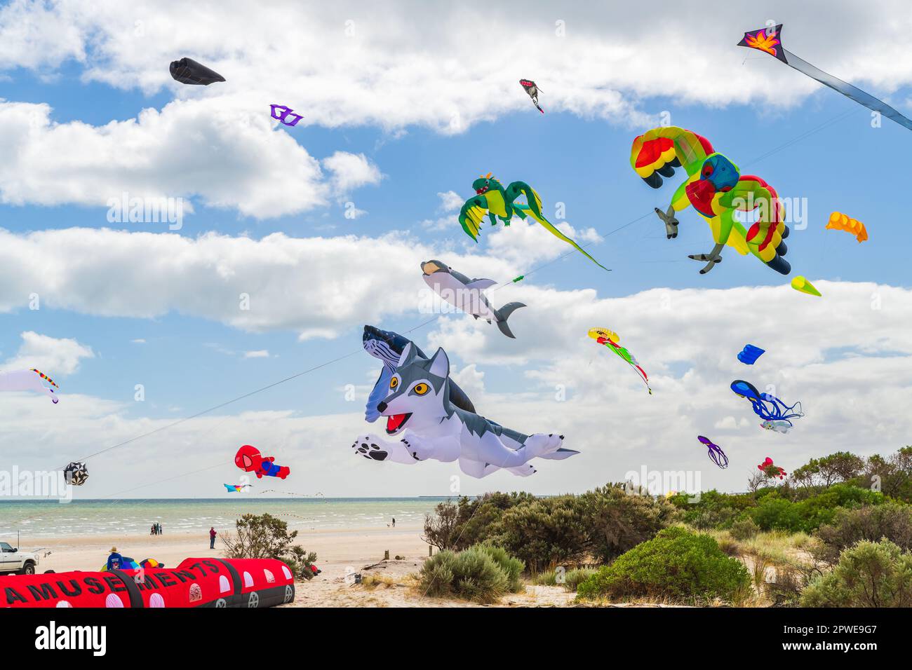 Adelaide, Australien - 8. April 2023: Erster Tag des Adelaide International Kite Festival am Semaphore Beach. AIKF ist eine kostenlose öffentliche Veranstaltung mit lokalen Teilnehmern Stockfoto