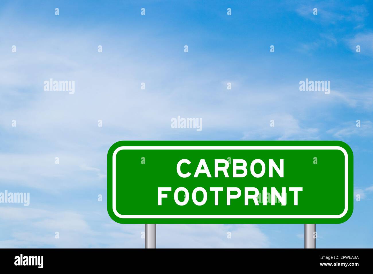 Grünes Verkehrszeichen mit dem Wort „CO2-Fußabdruck“ am blauen Himmel mit weißem Wolkenhintergrund Stockfoto