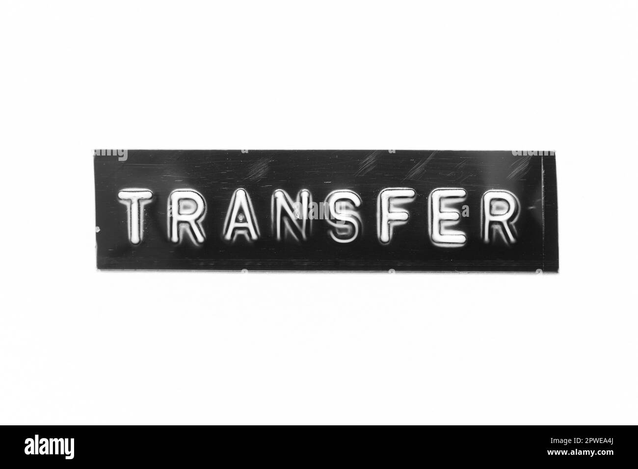 Schwarzes Banner mit geprägtem Buchstaben und Textübertragung auf weißem Papierhintergrund Stockfoto