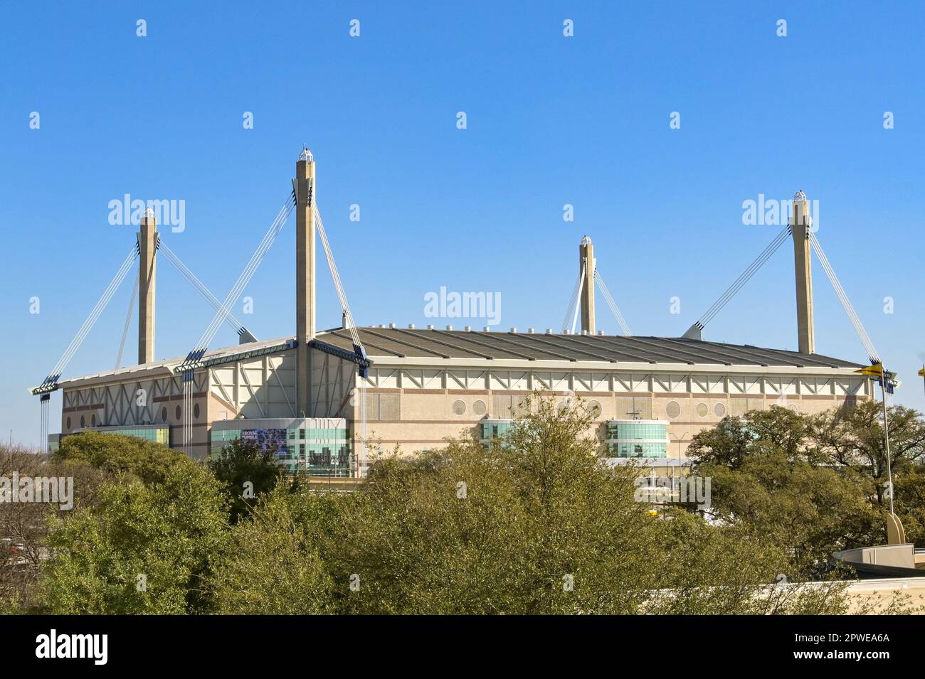 San Antonio, Texas, USA - Februar 2023: Malerischer Blick auf das Alamodrome Sport- und Konzertsaal in der Nähe des Stadtzentrums Stockfoto