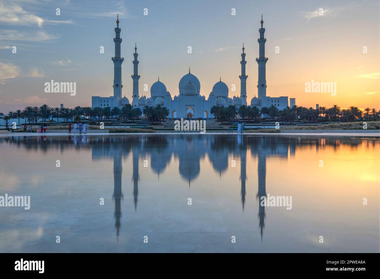 Abu Dhabi, Vereinigte Arabische Emirate - 22. April 2023: Große Scheich-Zayid-Moschee in der Abenddämmerung Stockfoto