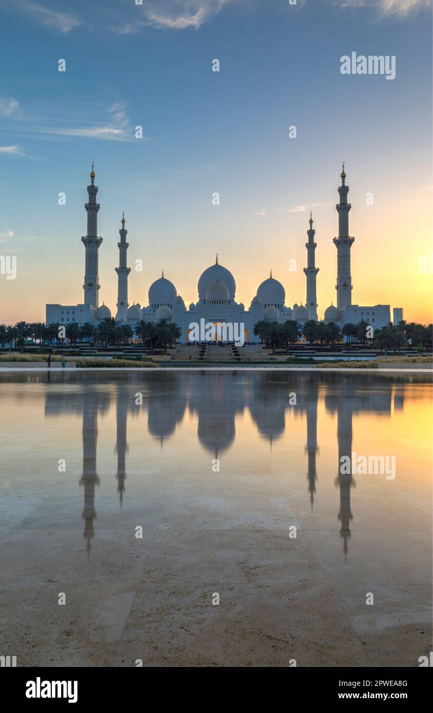 Abu Dhabi, Vereinigte Arabische Emirate - 22. April 2023: Große Scheich-Zayid-Moschee in der Abenddämmerung Stockfoto