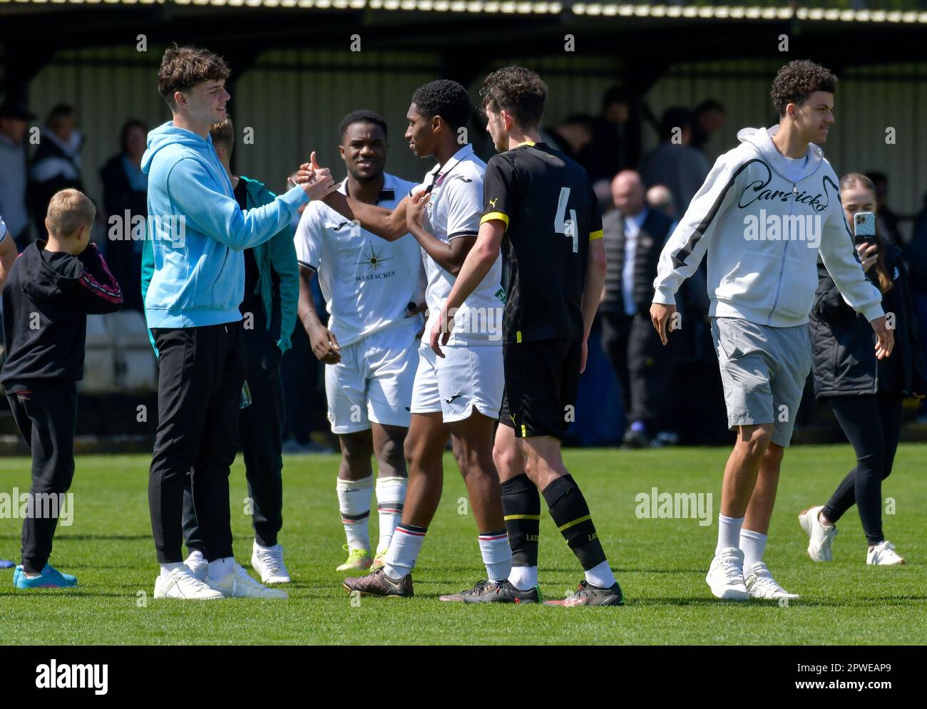 Swansea, Wales. 29. April 2023 Torhüter Evan Watts schüttelt nach dem Spiel der Professional Development League zwischen Swansea City under 18 und Wigan Athletic under 18 in der Swansea City Academy in Swansea, Wales, Großbritannien am 29. April 2023 die Hand mit Jada Mawongo aus Swansea City. Kredit: Duncan Thomas/Majestic Media/Alamy Live News. Stockfoto