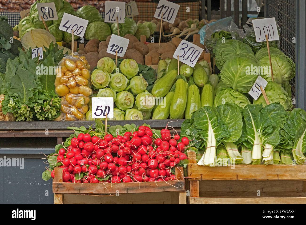 Frischer Rohgemüsehaufen aus biologischem Anbau auf dem Marktstand Stockfoto