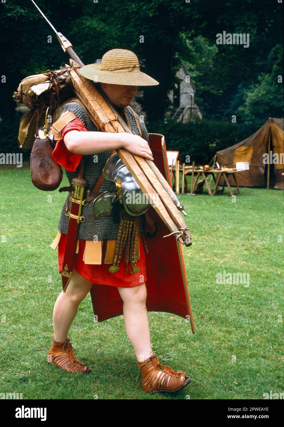 Im Countryside Centre, dem Loggerheads Country Park, wird die römische Mine Street Guard ausgestellt. Römische Legionäre, die Marschrudel tragen. Stockfoto