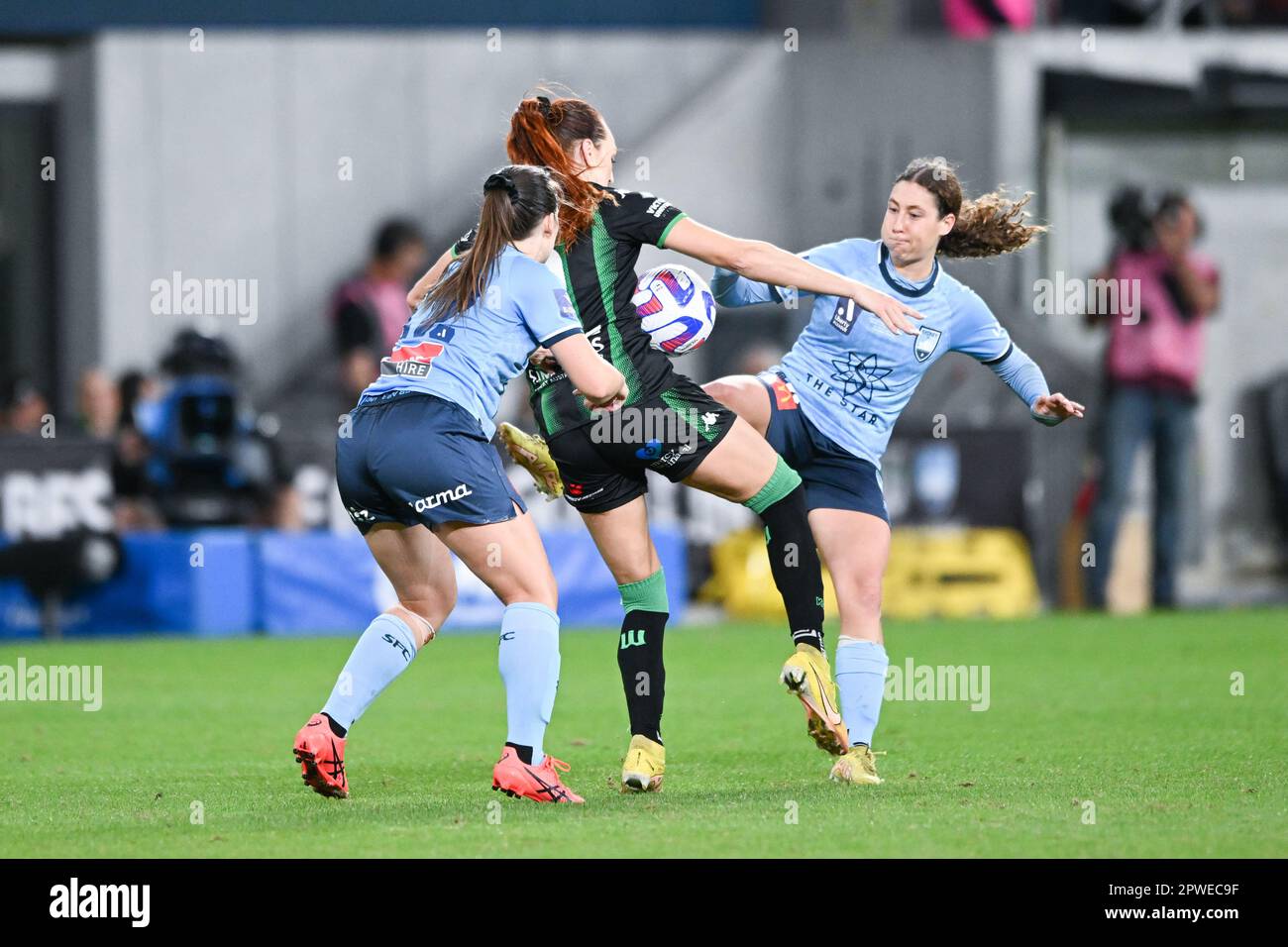 Sydney, Australien. 30. April 2023. Natalie Louise Tobin (L), Sarah Rose Hunter (R) vom FC Sydney und Hannah Keane (M) vom FC Western United werden während des A-League-Finales der Liberty 2023 zwischen dem FC Sydney und dem FC Western United im CommBank Stadium in Aktion gesehen. Endstand Sydney FC 4:0 Western United Credit: SOPA Images Limited/Alamy Live News Stockfoto