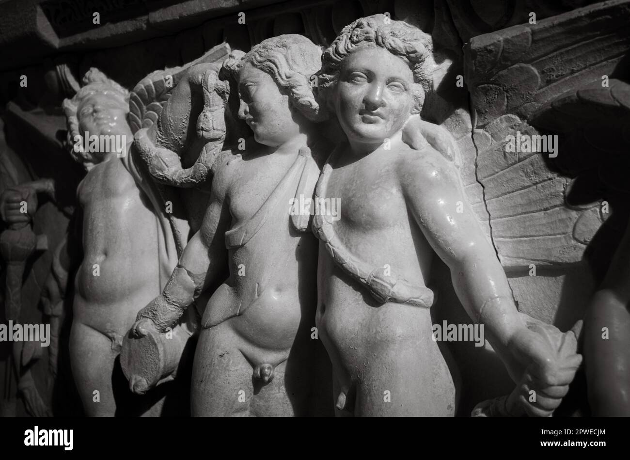 Eros Sarcophagus, Side Museum, Türkei, 2. Jahrhundert n. Chr. Eine Nahaufnahme dieses aufwändigen Marmorsargs aus der römischen Ära im Pamfilya-Stil, der den heftigen dez zeigt Stockfoto