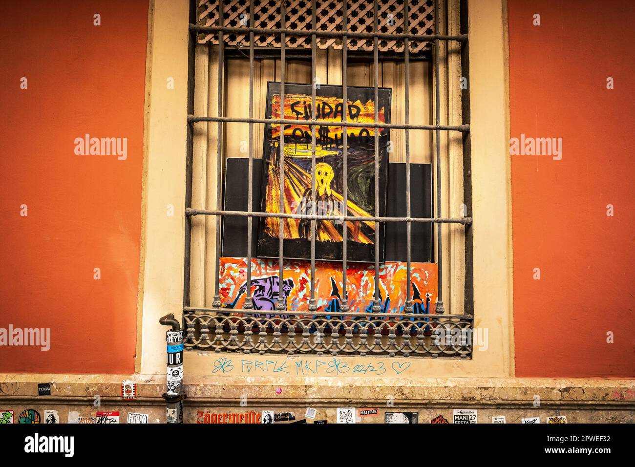 Málaga, Spanien - 'Ciudad Con$umo' Poster in einem Fenster, Übertourismus, Massentourismus, Konsumerismus Stockfoto