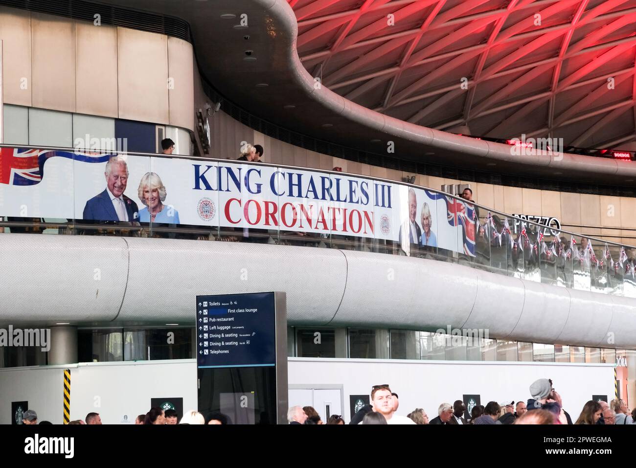 London, Großbritannien. 30. April 2023 Krönung von König Karl III Inside King's Cross Station Credit: Matthew Chattle/Alamy Live News Stockfoto