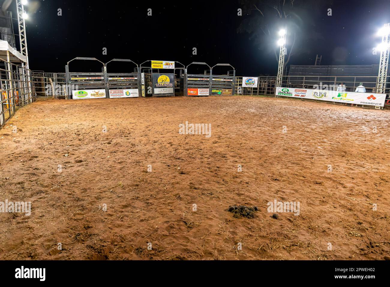 Itaja, Goias, Brasilien - 04 21 2023: Kleine Sandstrände für Stierreiten Stockfoto