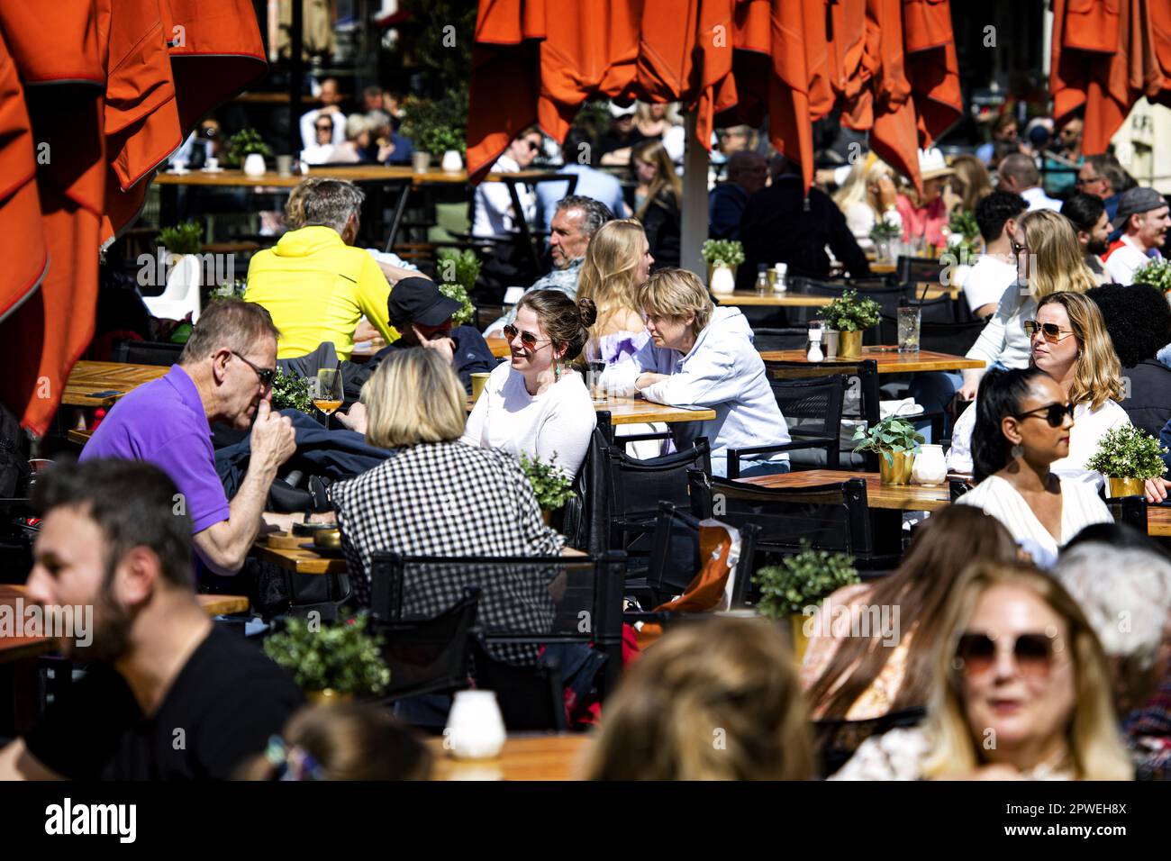 DEN HAAG - Tagesausflügler sitzen auf der Terrasse des Grote Markt im Zentrum von Den Haag. ANP RAMON VAN FLYMEN niederlande Out - belgien Out Credit: ANP/Alamy Live News Stockfoto