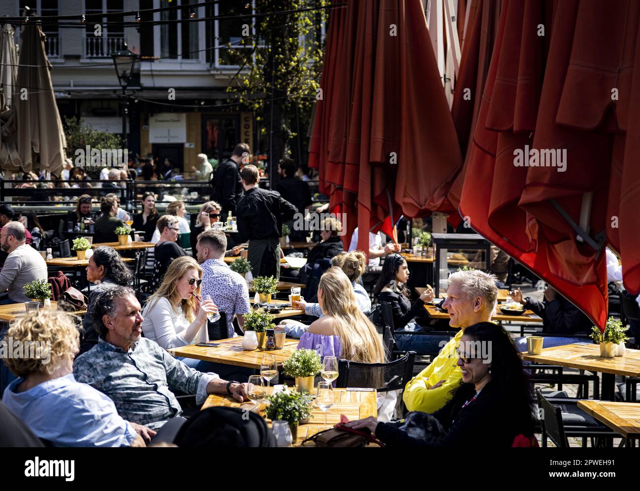 DEN HAAG - Tagesausflügler sitzen auf der Terrasse des Grote Markt im Zentrum von Den Haag. ANP RAMON VAN FLYMEN niederlande Out - belgien Out Credit: ANP/Alamy Live News Stockfoto