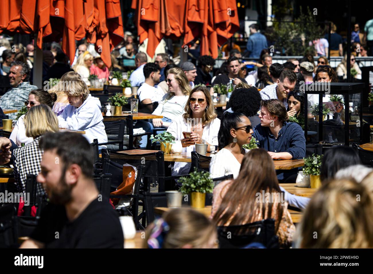 DEN HAAG - Tagesausflügler sitzen auf der Terrasse des Grote Markt im Zentrum von Den Haag. ANP RAMON VAN FLYMEN niederlande Out - belgien Out Credit: ANP/Alamy Live News Stockfoto