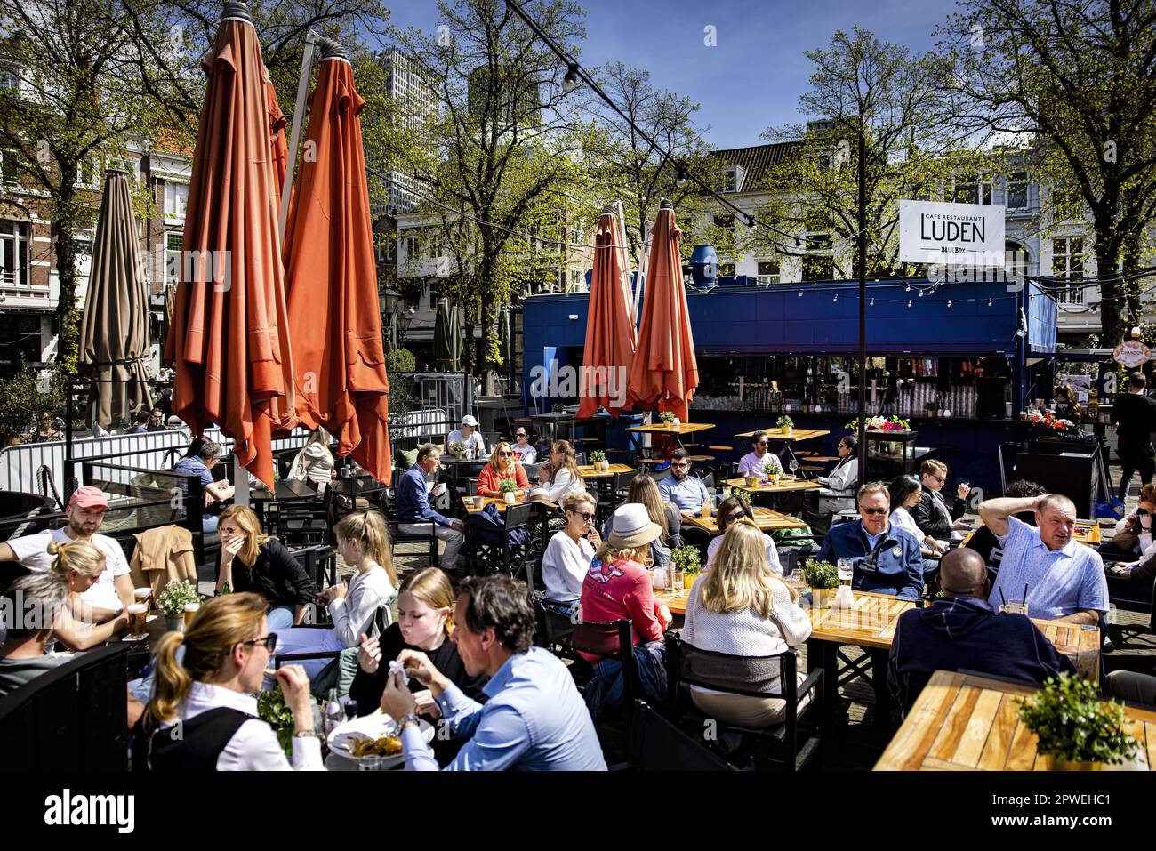 DEN HAAG - Tagesausflügler sitzen auf der Terrasse des Grote Markt im Zentrum von Den Haag. ANP RAMON VAN FLYMEN niederlande Out - belgien Out Credit: ANP/Alamy Live News Stockfoto
