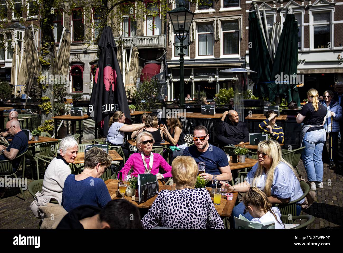 DEN HAAG - Tagesausflügler sitzen auf der Terrasse des Grote Markt im Zentrum von Den Haag. ANP RAMON VAN FLYMEN niederlande Out - belgien Out Credit: ANP/Alamy Live News Stockfoto