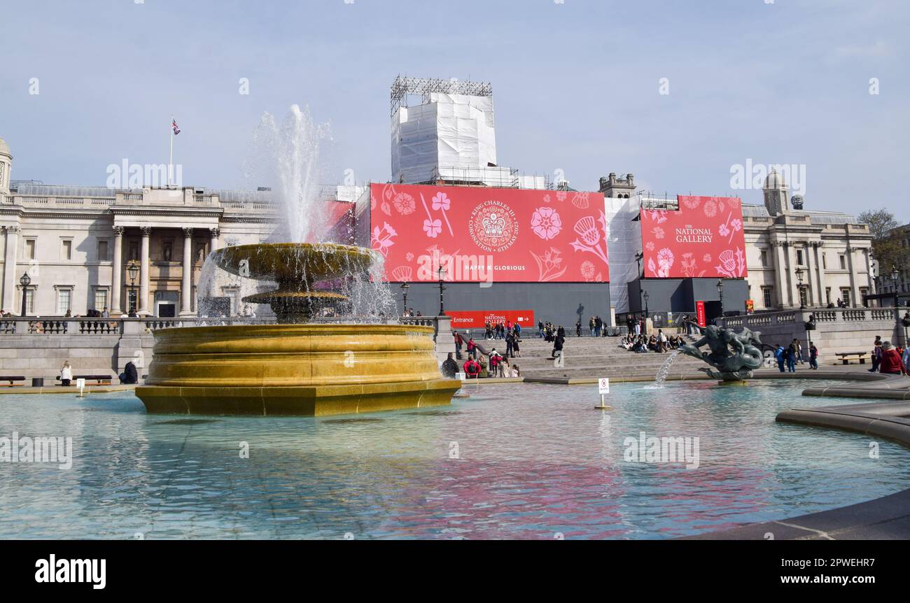 London, Großbritannien. 30. April 2023 Vor der Krönung von König Karl III., die am 6. Mai stattfindet, bedeckt ein riesiges Banner die National Gallery am Trafalgar Square. Kredit: Vuk Valcic/Alamy Live News. Stockfoto