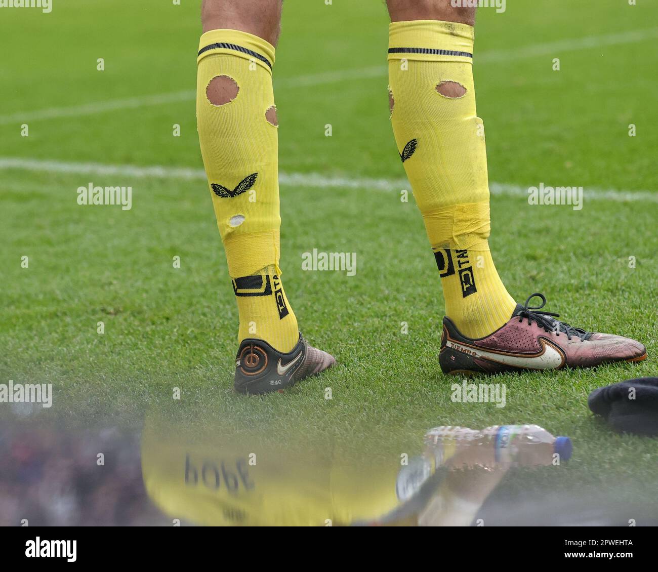 Die Rückseite von Nick Pope #22 von Newcastle United Socken mit Löchern während des Premier League-Spiels Newcastle United gegen Southampton in St. James's Park, Newcastle, Großbritannien, 30. April 2023 (Foto: Mark Cosgrove/News Images) Stockfoto