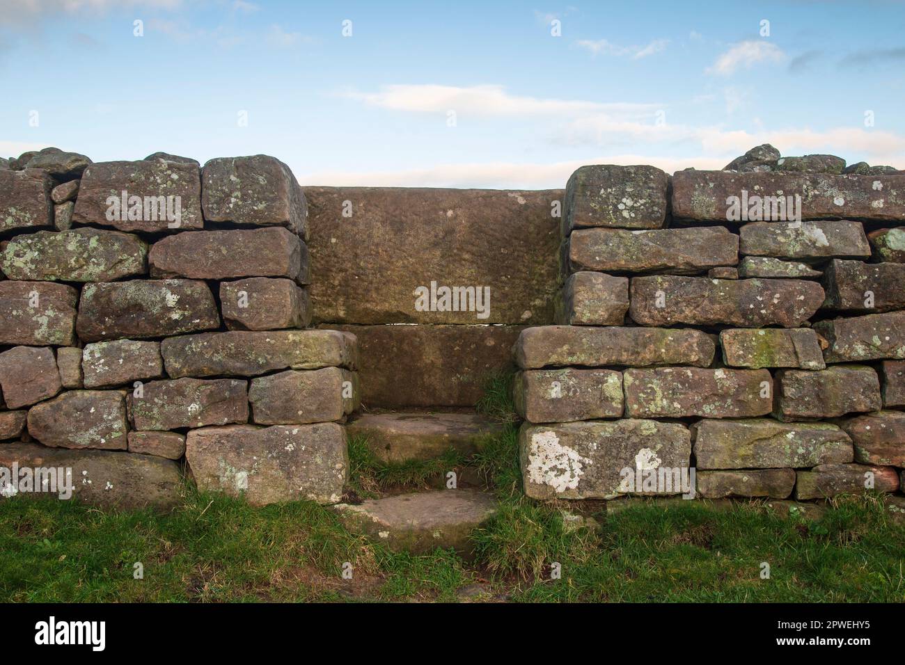 Einfacher Holm, bestehend aus einer großen Steinplatte, die in eine trockene Steinwand eingesetzt wird. Monmouthshire, Wales, Großbritannien Stockfoto
