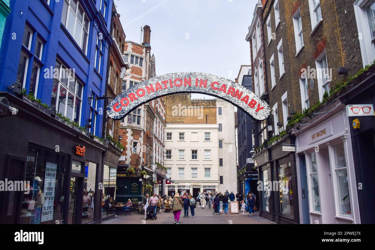 London, Großbritannien. 30. April 2023 Die Carnaby Street feiert die Krönung von König Karl III., die am 6. Mai stattfindet. Kredit: Vuk Valcic/Alamy Live News Stockfoto