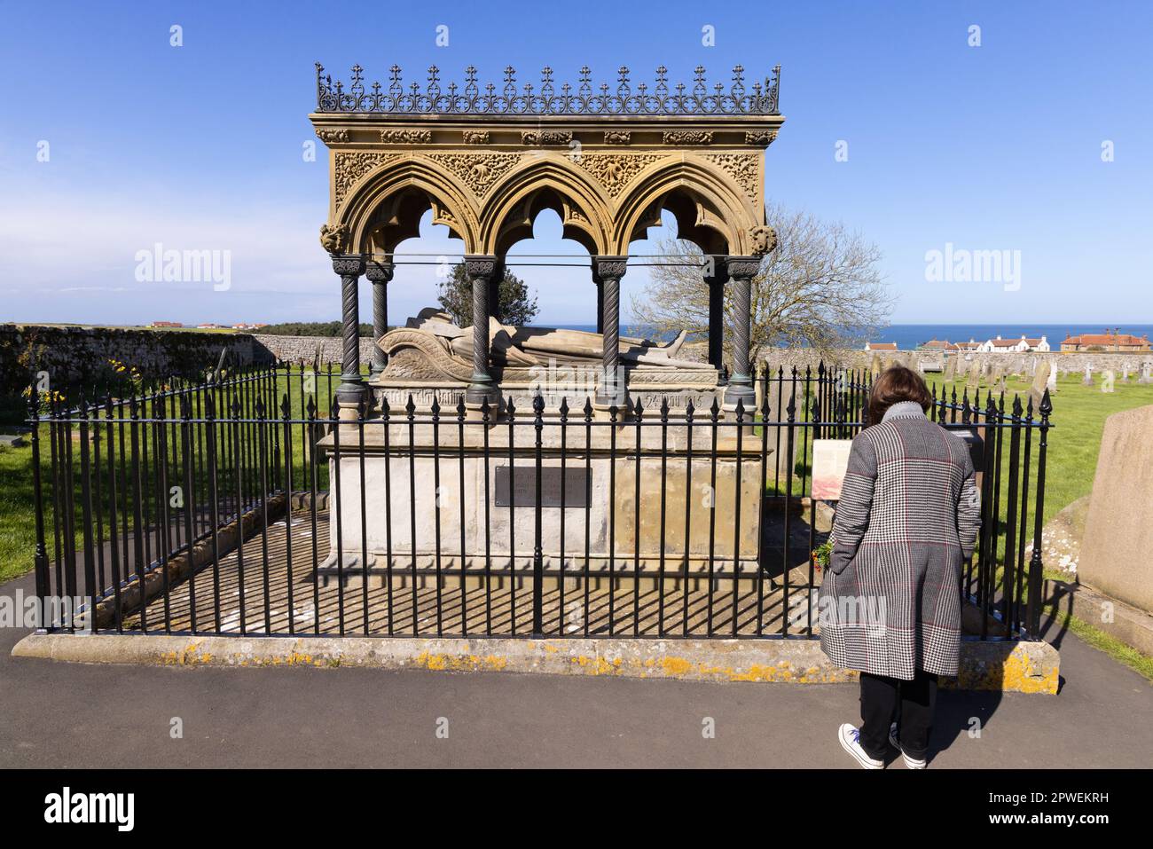 Ein Besucher des Grace Darling Grabdenkmals, Rettungsbootheldin aus dem Jahr 1838; St. Aidan's Church, Bamburgh Church, Bamburgh Northumberland UK Stockfoto