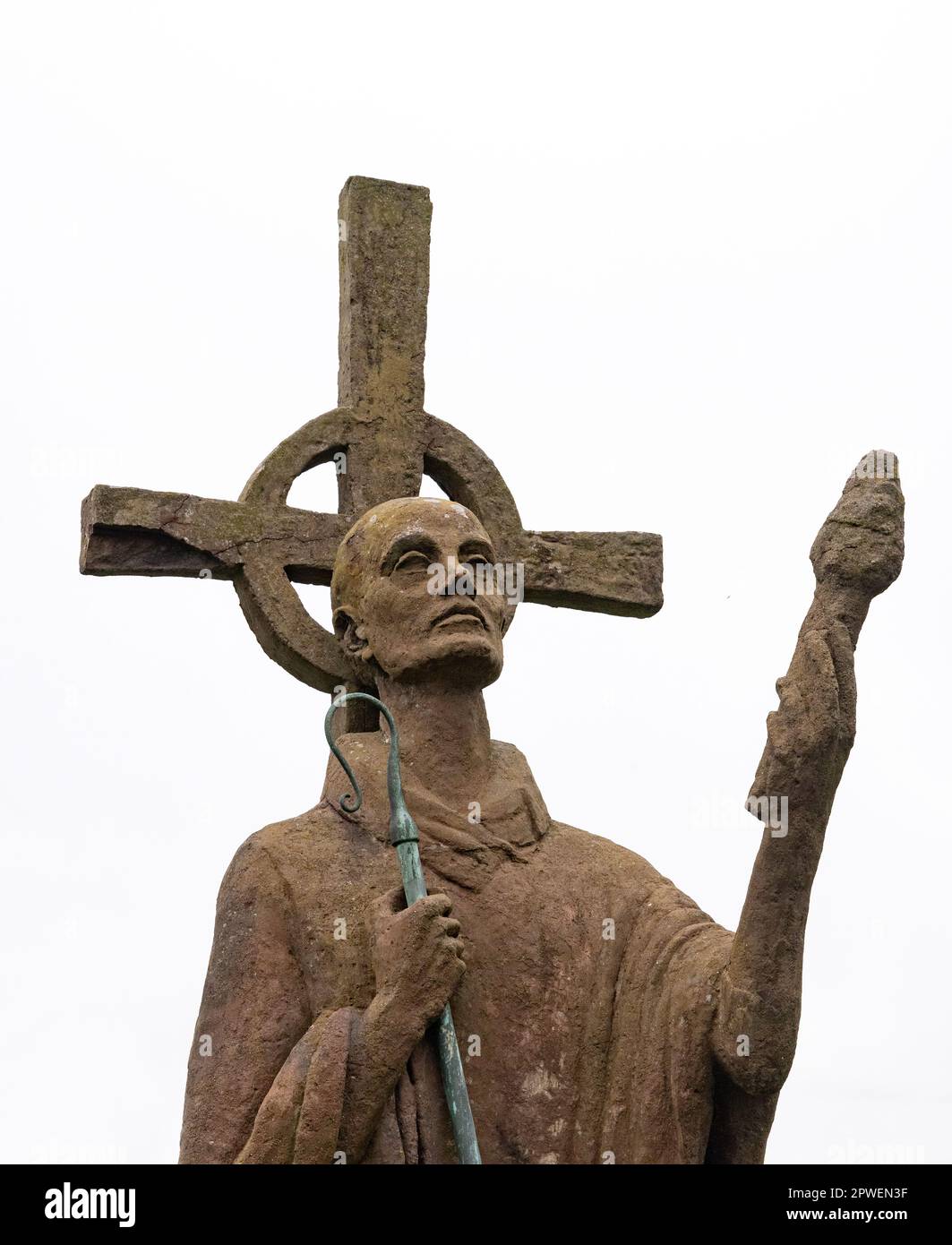 Details der modernen Statue von St. Aidan, Gründer von Lindisfarne Priory, im Friedhof der St. Marys Kirche, Lindisfarne Holy Island Northumberland UK Stockfoto