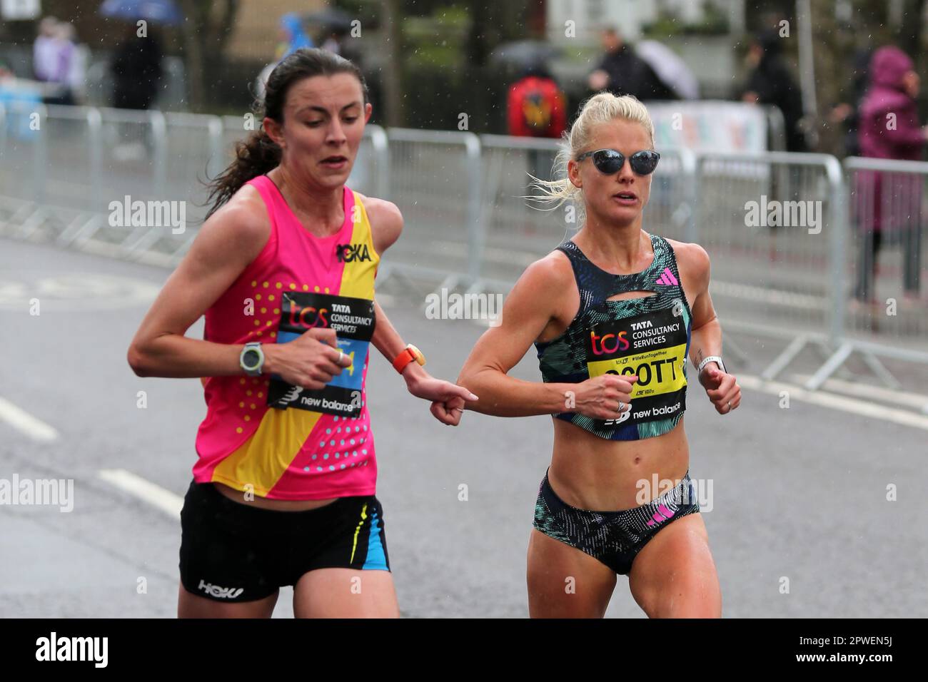 London, Großbritannien. 23. April 2023. Dominique SCOTT und Pace Runner, TCS London Marathon, The Highway, London Stockfoto